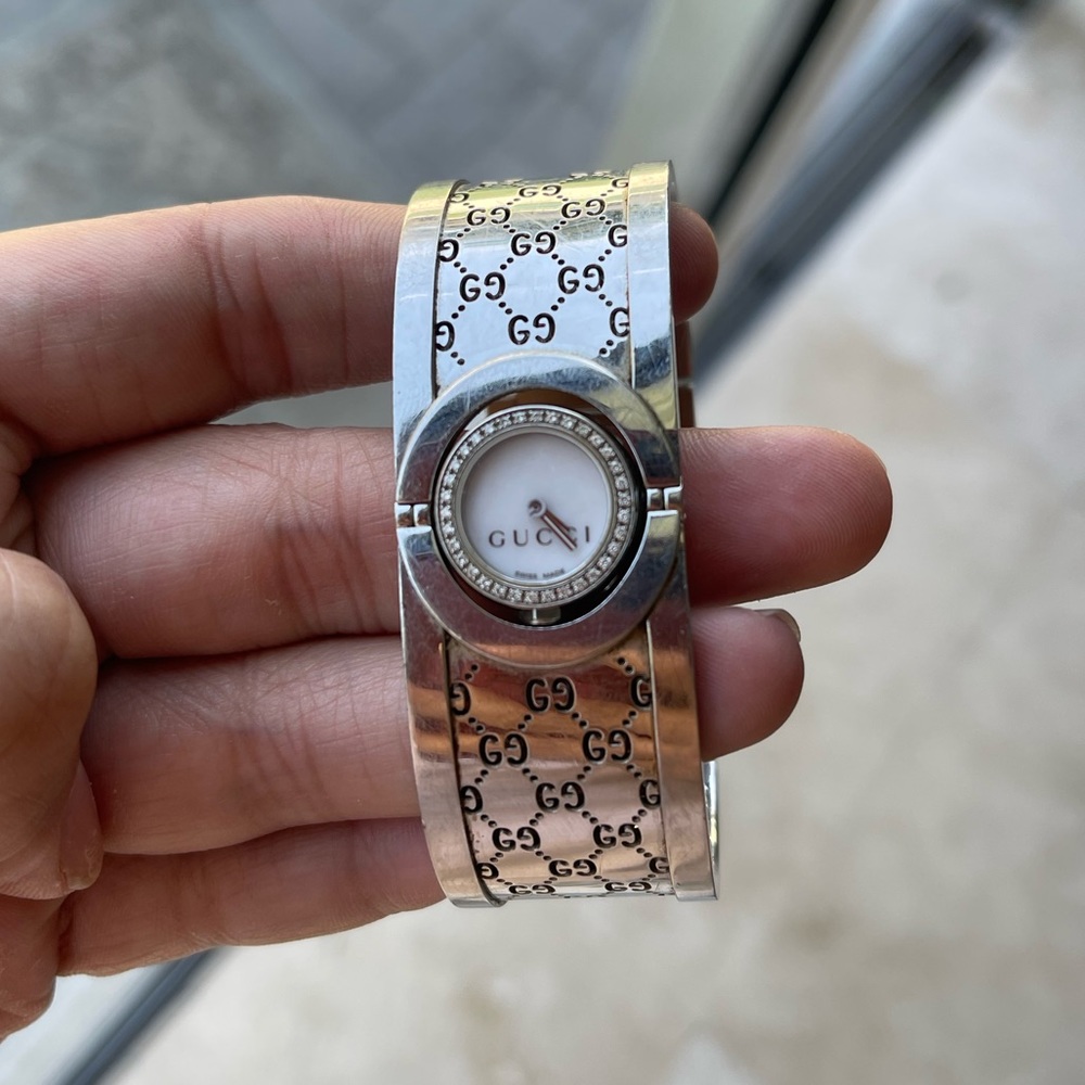 VINTAGE Authentic GUCCI twirl watch